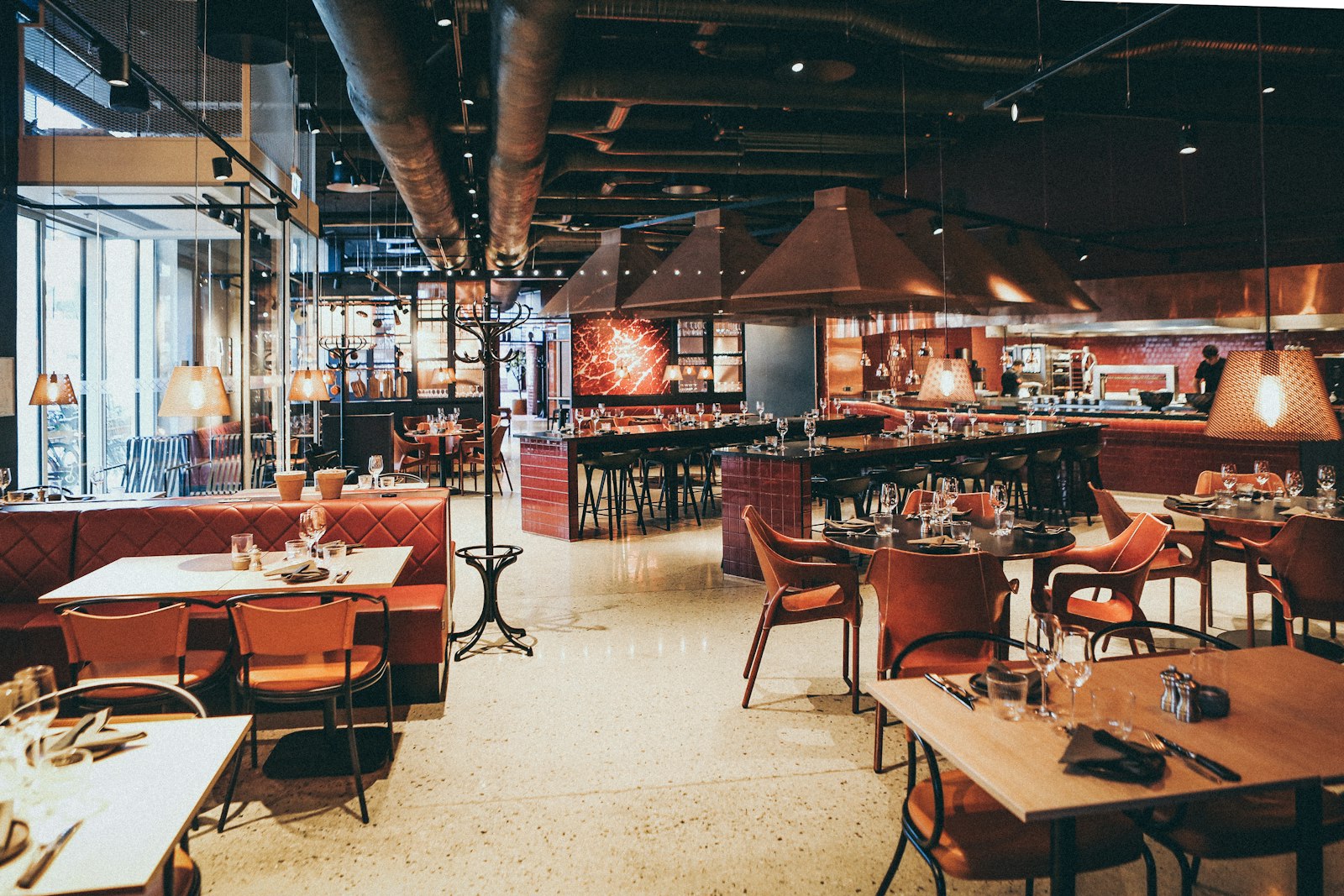 Drop photo - restaurant team with tablet